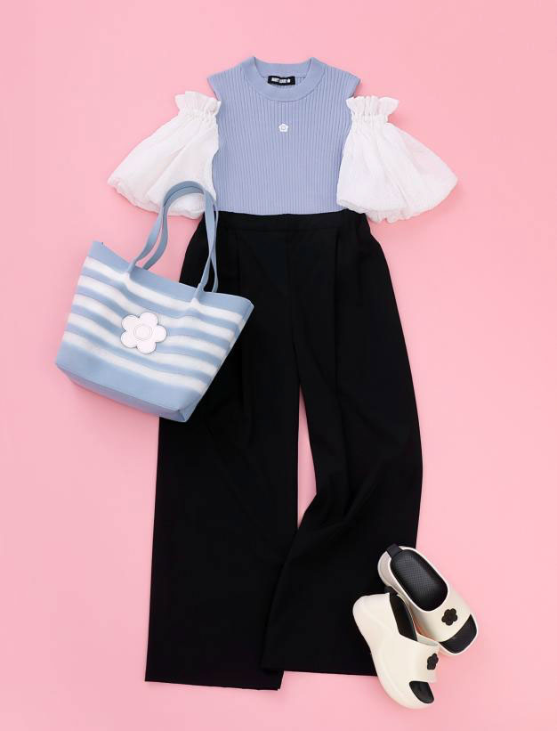 【マリークワント2026 SUMMER COLLECTION】シフォン袖ニットプルオーバー¥12,100／ストレッチワイドパンツ￥11,000／メッシュボーダーニットトート￥12,100／デイジーポイントEVAサンダル￥5,500（オンラインショップ限定）（税込）