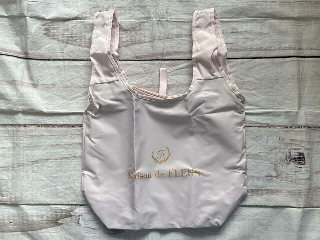 メゾンドフルールらしいエレガントなショッピングバッグ