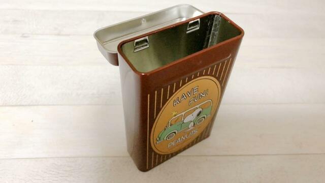 【MonoMaster（モノマスター）5月号特別付録はスヌーピーデザインのコーヒーミルとミニ缶】およそのサイズは高さ10.2ｘ幅7ｘ奥行き3.2cm。