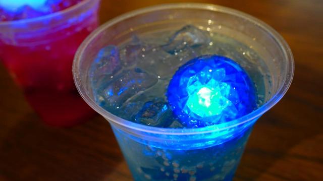 午後5時以降、クラゲ風鈴を夜間ライトアップ限定ドリンク