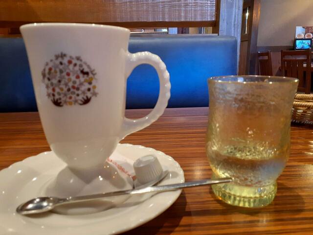 【びっくりドンキーのモーニング】コップの足を差し引いても、けっこう立派なサイズ