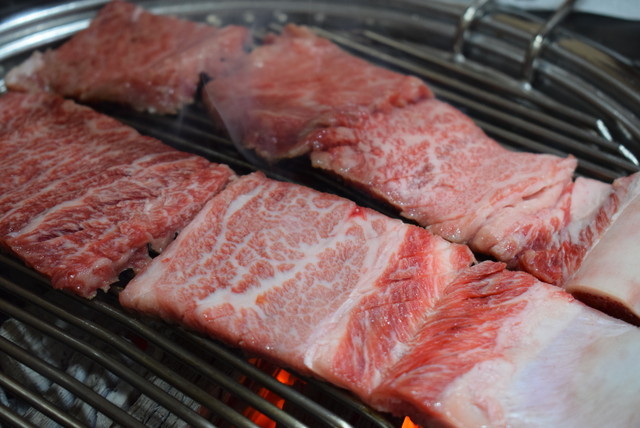 『大関嶺韓牛タウン』のカルビを広げて焼き始めた様子。日本では骨付きカルビという不思議な表現があるが、カルビというのは本来、骨付き肉のこと