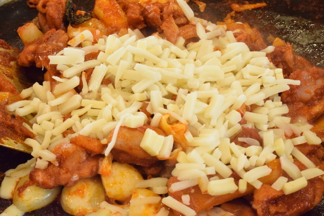 3000ウォンのチーズをトッピングすれば、話題のチーズタッカルビに。『ミストー・タッカルビ』