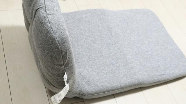 【ニトリ 枕になるコンパクト座椅子】最大限広げて背もたれはほぼ90度。後ろ側にはリクライニングしません