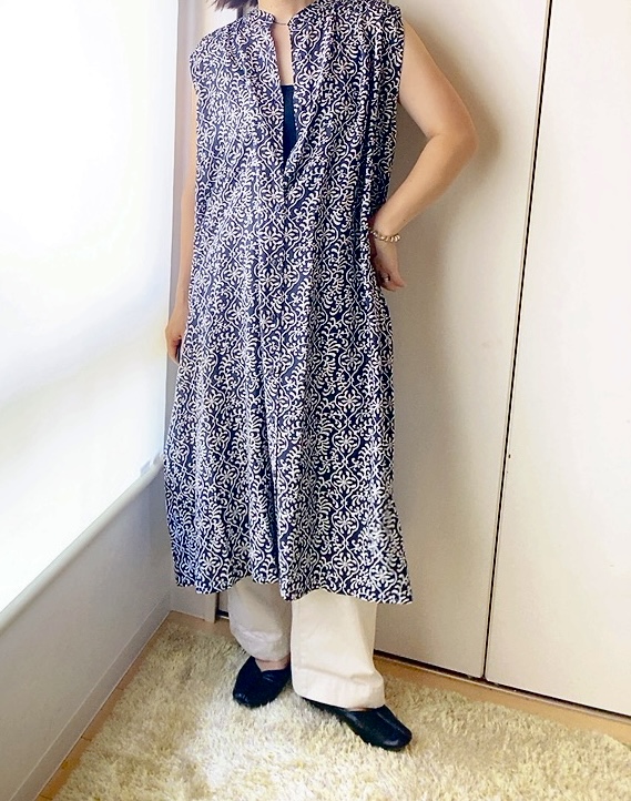 【ファッションセンターしまむら HIPTシャーリングワンピース】コーデ例2：ワイドパンツと合わせて。胸の下までボタンを外し、黒のブラトップをちょい見せ