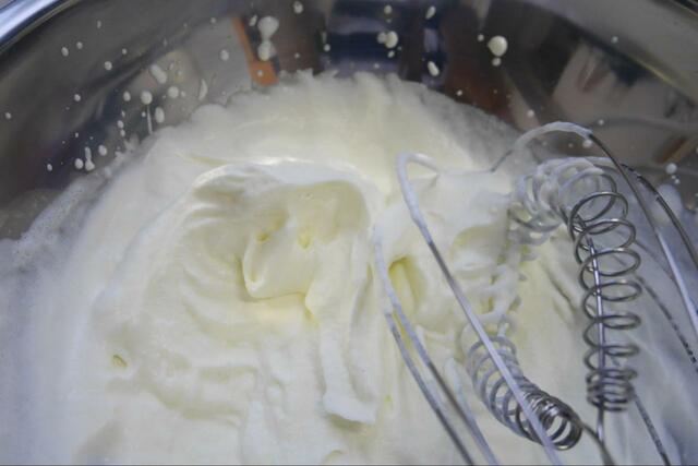 【ブルーベリーヨーグルトアイス】生クリームを泡立てます