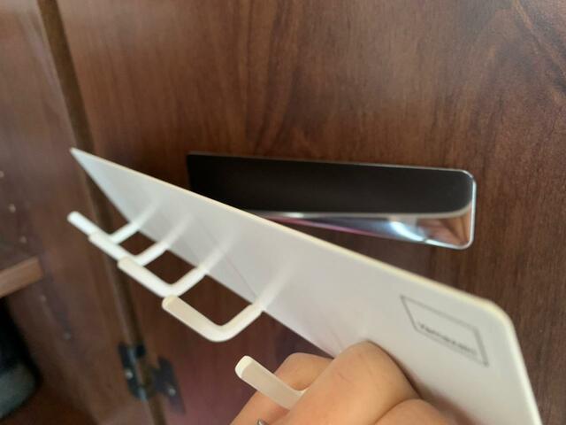 【山崎実業 マグネット キッチンツールフック×ダイソー 磁石用取り付けパネル】磁石で簡単に接着できる