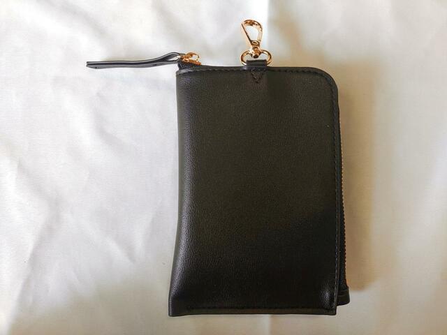 裏面はシンプルな無地