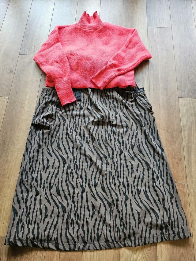 【coen C.Mt エプロンワンピース】上にニットを合わせてスカートとして着るアイデアも。季節に合わせてインナーを変えれば年中着回せます♪