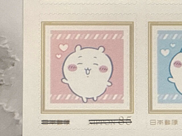 ちいかわは全身バージョンも。手を振っている姿がキュート