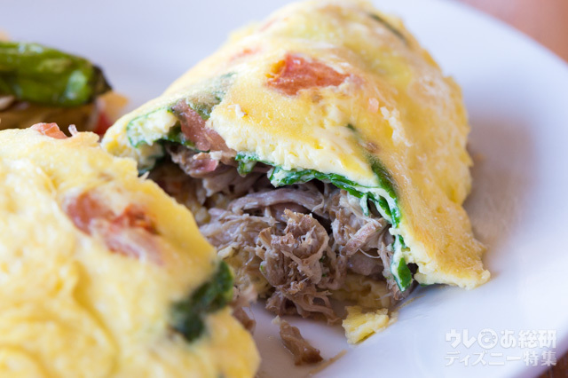 レストラン「アマアマ」の朝食メニュー「卵3つで作ったオムレツ　アウラニポテトを添えて」｜アウラニ・ディズニー・リゾート＆スパ コオリナ・ハワイ