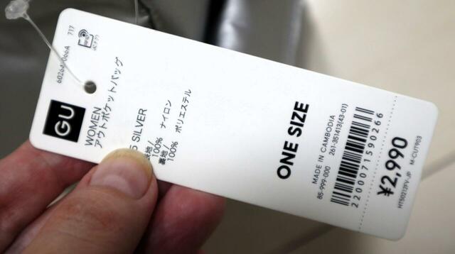 【GU アウトポケットバッグ】カラーはブラック、ブラウン、シルバーの3色展開。シルバーを購入しました