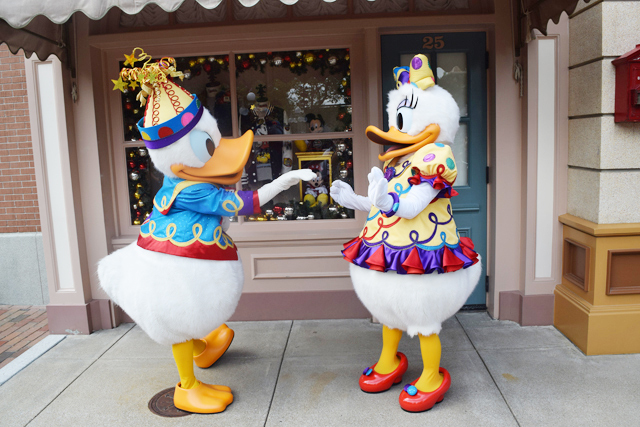 ラブラブなドナルドとデイジーを連続写真で