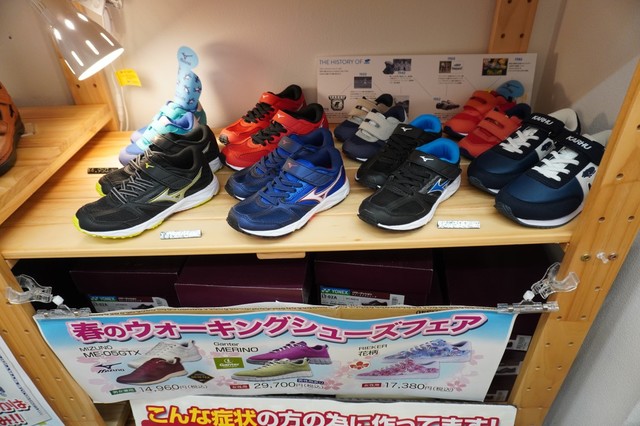 【足道楽 門前仲町店】店頭に並ぶ子ども靴
