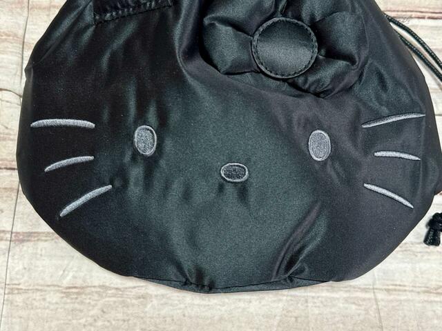 お顔はグレーカラーの刺繍で描かれています♪