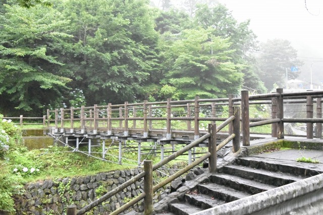 小川には橋が架かっている