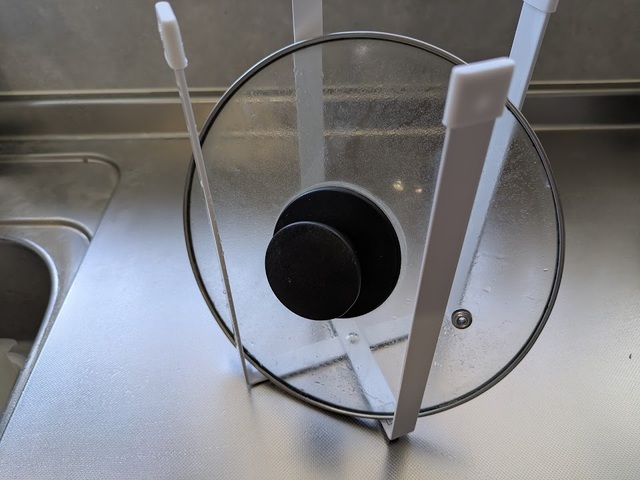 【山崎実業 tower　ポリ袋エコホルダー】調理中の鍋ふた置きとしても使えます