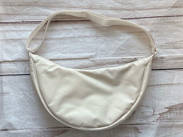 【UNIQLO：C（ユニクロ：シー】レザータッチラウンドショルダーバッグ：2,990円（税込）