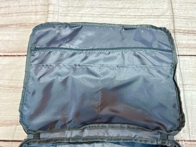 蓋側には便利な仕分けポケット付き！