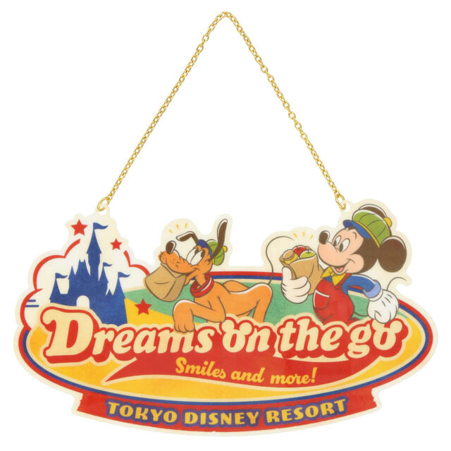 サインプレート 2,500円｜ディズニーキャラクターがいっぱいのグロサリーストアをモチーフにしたグッズ｜販売店舗：東京ディズニーランド「ホームストア」、東京ディズニーシー「ヴィラ・ドナルド・ホームショップ」｜発売日：2024年10月10日（木）