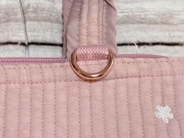 持ち手の付け根には、トレンドのチャームを付けられるDカン付き!