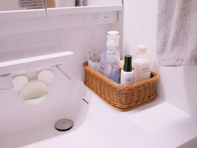 【ベルメゾン 洗えるラタン調収納バスケット ブラウン |¥1,980~4,790 (税込)】洗面所や化粧台で必要なものがピッタリおさまります