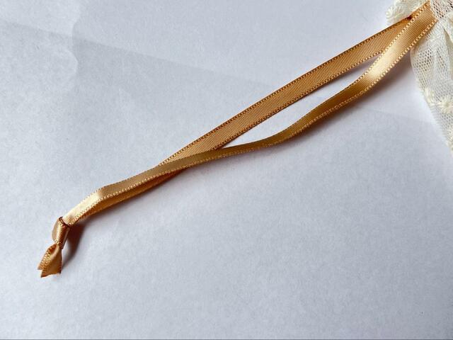 【セリア 巾着 韓国風レース】ひもはリボンタイプで光沢がある