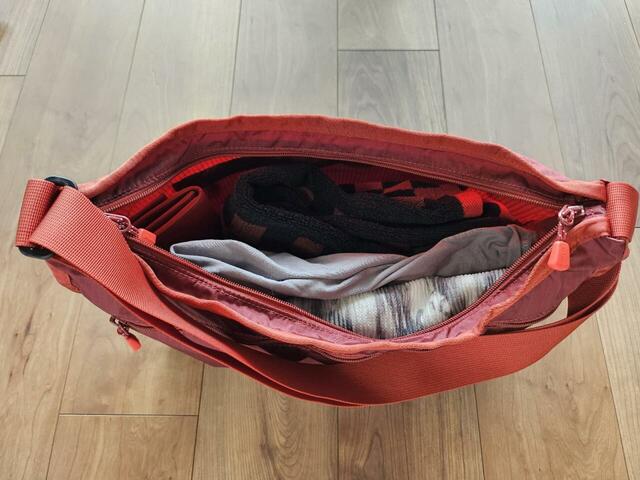 【mont-bell　L.W.ショルダーバッグ S】容量は約8Lとコンパクトですが、1泊分の荷物なら収納可能です