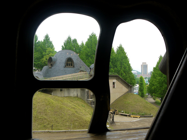 窓の形もユニークで、開けられるようになっている