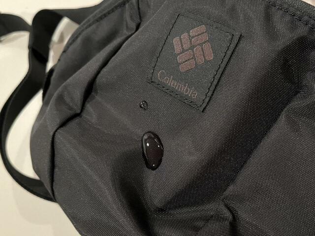 【Columbia パナシーアショルダー】表面にはColumbia独自の撥水加工「オムニシールド」が。水をしっかり弾きます！