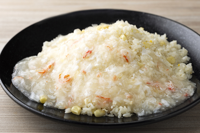 「竹内養鶏場「米艶」を使った蟹餡かけ白チャーハン」＜期間：2025年12月20日～2026年2月28日＞【紅ズワイ蟹やお寿司、ラムステーキも！北海道の美食を味わう東京ドームホテル「北海道フェア2025 第2弾」開催！】