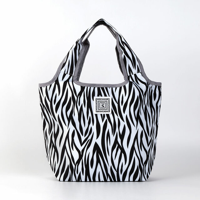 【紀ノ国屋 まとまる保冷バッグS】ゼブラ/もう片面はコーディネートのアクセントになるアニマル柄!