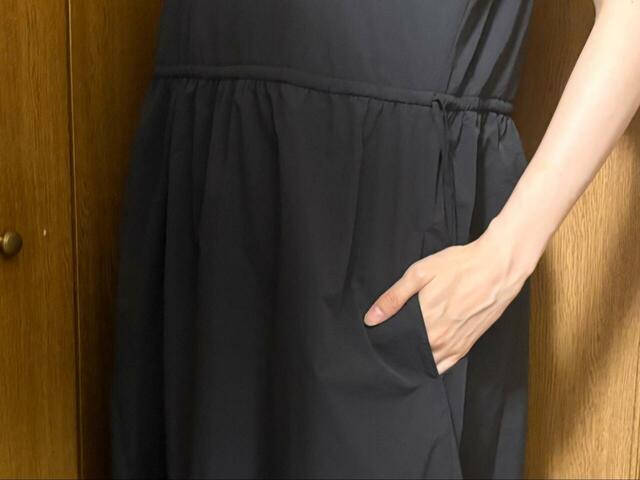 【ユニクロC  ギャザーワンピース／ノースリーブ】便利なサイドポケットも！スマホやイヤホンを持ち運べます