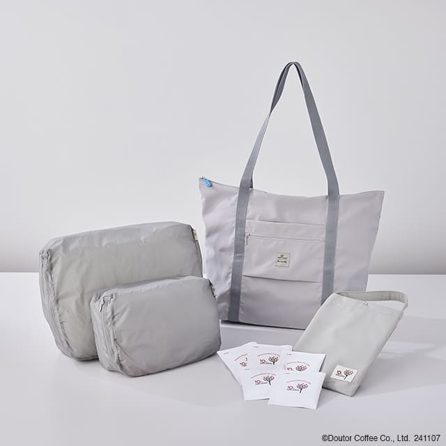 【カフェ レクセル】「軽量軽快旅具セット」15,000円（スタイリッシュなグレーカラー）：キャリーオンバッグ（グレー）、オーガナイザーAIR（2サイズ・グレー）、カフェ レクセル10周年オリジナルバッグ（グレー）、アニバーサリーブレンド ドリップコーヒー7g×5パック、10周年オリジナルミニボトル