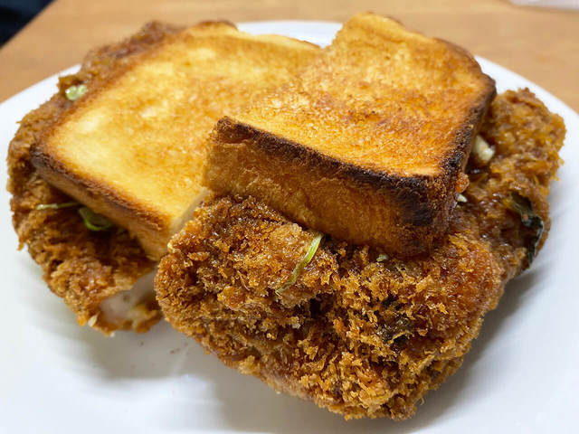 チキンカツのはみ出し方が魅力