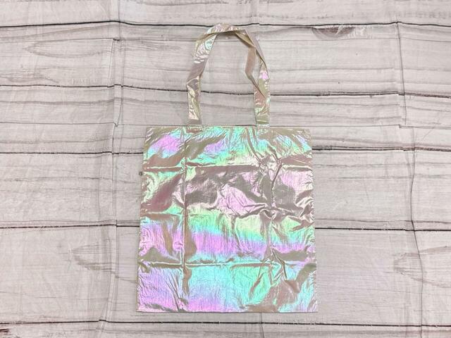 背面は装飾がないシンプルなデザイン