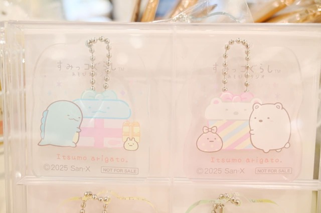 【すみっコぐらしあそびスタジオ「オリジナルアクリルキーホルダー」】とかげ、しろくまがデザインされたキーホルダー