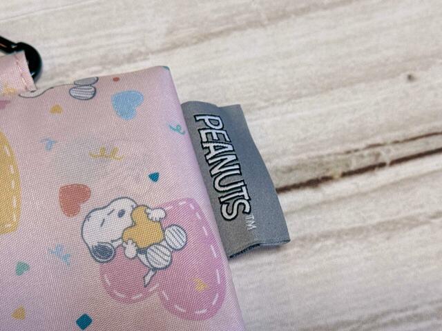 ポーチの右下部には「PEANUTS」の織りタグ付き