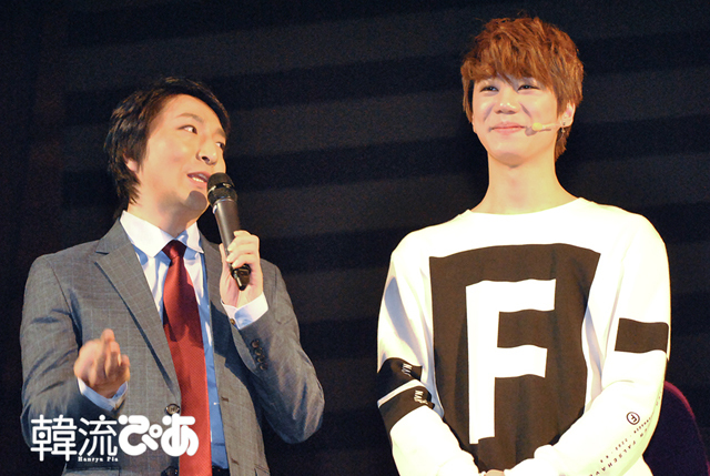 出演者との食事会を熱弁する松原剛志とジュン(U-KISS)