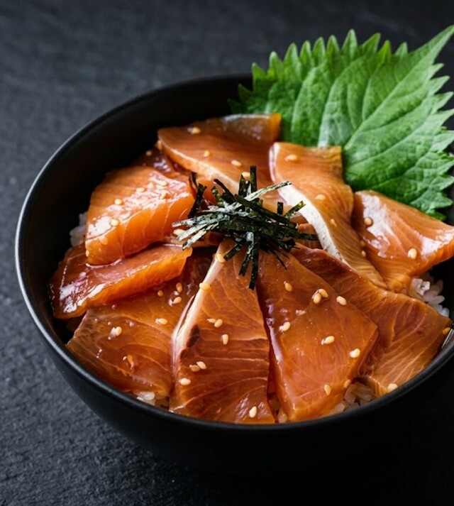 「ブリ漬け丼」<価格:880円(税込)>【本マグロが入った豪華刺身が食べ放題!話題の「漁港食堂 」が、西中島にオープン!6月中は「鰹のタタキ」を380円で提供!】
