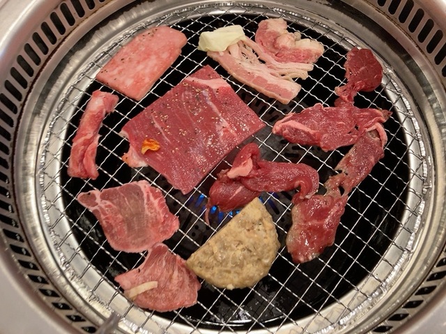 【すたみな太郎】お肉がまだ食べられない子供用にウインナー、焼き用ハンバーグなどもありました