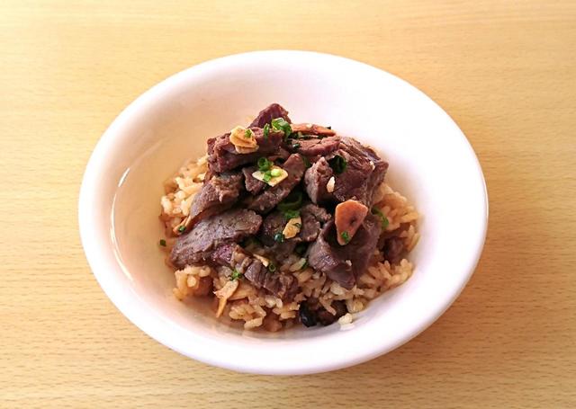 【カークランドシグネチャー　ビーフガーリックライス　1509g　2565円】ガーリックがガッツリ効いたスタミナメニュー！