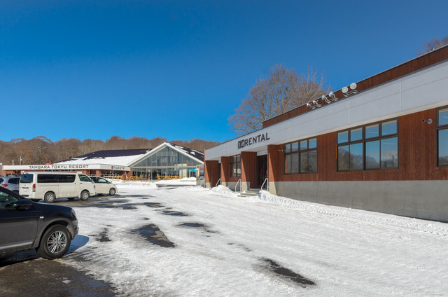 右手がレンタルショップ、奥がリゾートセンター｜たんばらスキーパーク