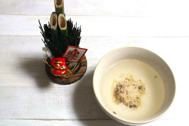 【カルディ】もへじ　　金箔入梅昆布茶　辰　お湯を入れて軽くまぜると金箔が浮いてきます！