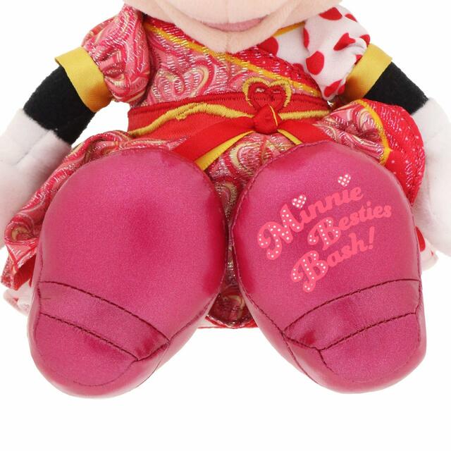 ぬいぐるみバッジ 2,600円｜サイズ：高さ約21cm｜東京ディズニーリゾート「ミニー・ベスティーズ・バッシュ！」スペシャルグッズ｜販売店舗：東京ディズニーランド「ギャグファクトリー/ファイブ・アンド・ダイム」、東京ディズニーシー「ベッラ・ミンニ・コレクション」