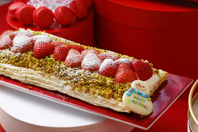 「ストロベリーピスタチオパイ」＜期間：2025年11月10日～12月25日＞【真っ赤に艶めくいちごや可愛いスノーマンがお出迎え♪インターコンチネンタル 東京ベイの「ストロベリーフェア」第一弾がスタート！】