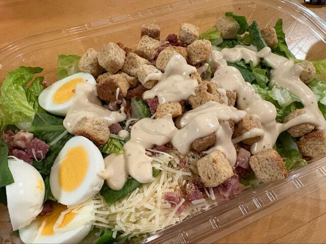 【コストコ ベーコンシーザーサラダ】ドレッシングをかけると、全体にコクと旨みが広がります！