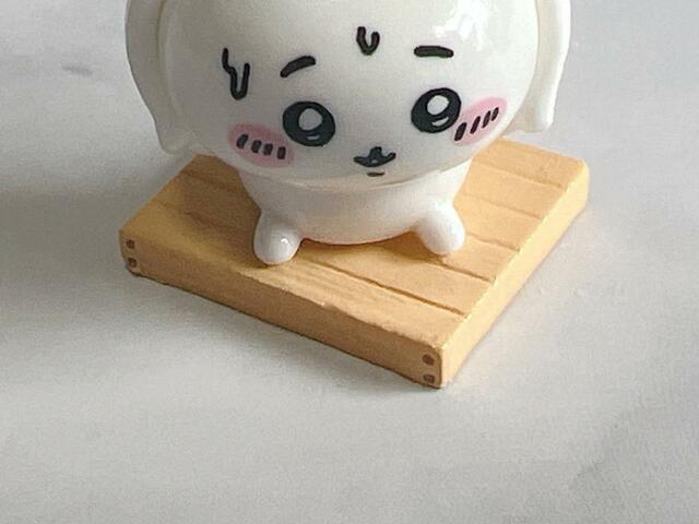 ちいかわ、ハチワレ、くりまんじゅうは木の台に座っています