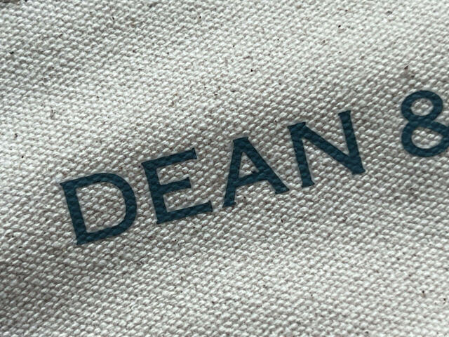 ロゴはグレーカラー