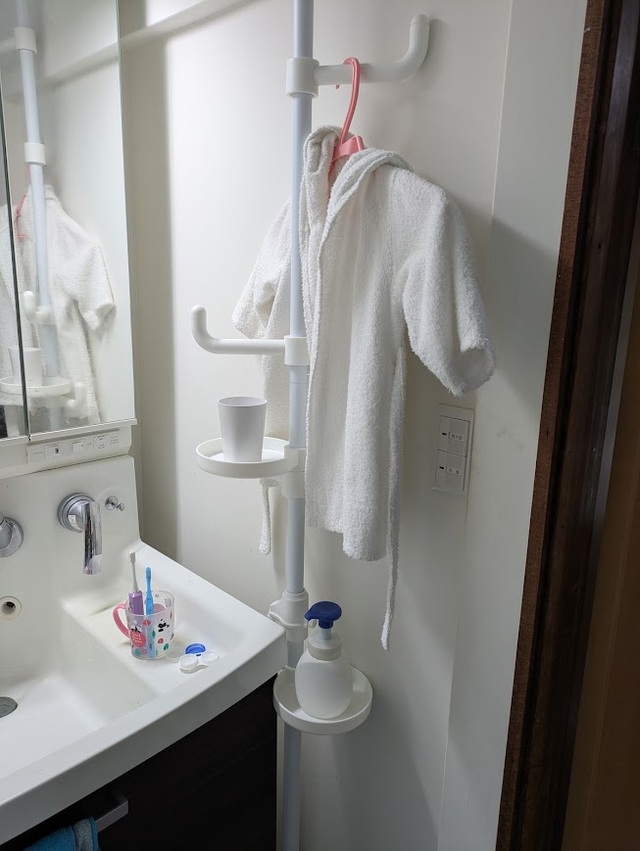 【ニトリ ワンタッチ式 突っ張りポールハンガー トレイ付き】幅をとらないので、洗面所横に設置してもOK！小物置き場やタオル掛けにも使えます◎